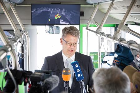 Verkehrsminister Schnieder zeigt sich nach seiner Fahrt im autonomen Bus beeindruckt. Verkehrsminister Schnieder zeigt sich nach seiner Fahrt im autonomen Bus beeindruckt.