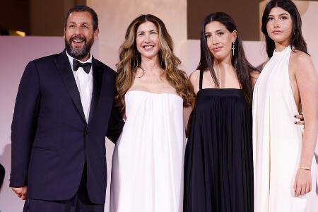Ungewohnt seriöser Familienausflug: Adam Sandler überrascht in Venedig Ungewohnt seriöser Familienausflug: Adam Sandler überrascht in Venedig