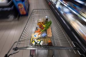 Der tägliche Einkauf ist bei vielen Verbrauchern teurer als vor einem Jahr. (Symbolbild)