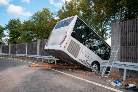 Der Bus brach in einer Kurve durch die Leitplanke und die Schallschutzwand. Der Bus brach in einer Kurve durch die Leitplanke und die Schallschutzwand.