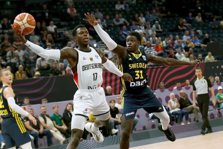 Basketball-EM in Finnland: Dennis Schröder in Aktion im Spiel gegen Schweden.