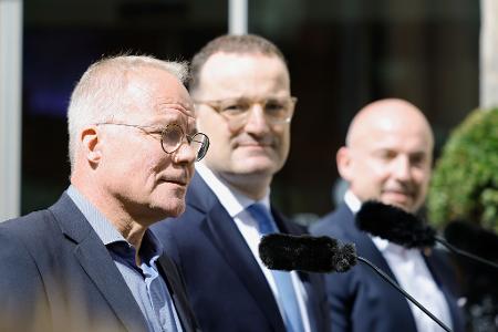 Die Fraktionschefs Miersch (SPD) und Spahn (CDU) sowie CSU-Landesgruppenchef Hoffmann traten zusammen vor die Presse.