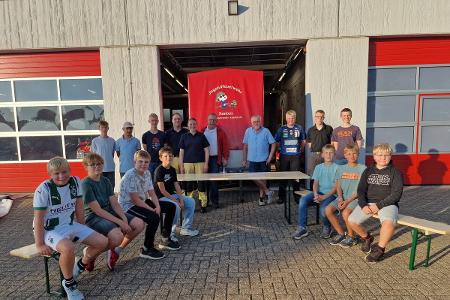 Übergabe der neuen Tische und Bänke an die Jugendfeuerwehr Xanten Übergabe der neuen Tische und Bänke an die Jugendfeuerwehr Xanten
