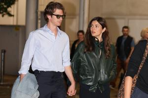 Damit offiziell? Andrew Garfield und Monica Barbaro halten Händchen