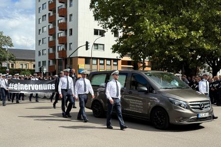 1.500 bis 2.000 Menschen kamen, um dem getöteten Polizisten die letzte Ehre zu erweisen