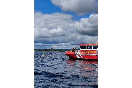 Feuerlöschboot am Einsatzort Feuerlöschboot am Einsatzort