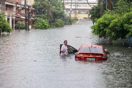 Ein Auto steht während eines starken Regens mit Überschwemmungen in Quezon City im tiefen Wasser.