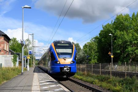Noch immer ist unklar, warum eine 16-Jährige in Friedland am Bahnsteig starb. Der Bahnhof steht seither im Fokus der Ermittlungen. Noch immer ist unklar, warum eine 16-Jährige in Friedland am Bahnsteig starb. Der Bahnhof steht seither im Fokus der Ermittlungen.