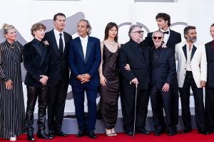 Tränen bei Guillermo del Toro: Standing Ovations für "Frankenstein"