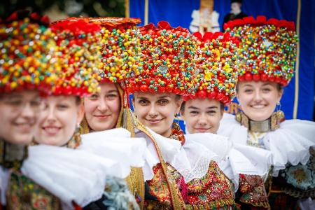 Mitglieder der Trachtengruppe Schaumburg Lippe tragen beim Tag der Niedersachsen in Osnabrück ihre traditionelle Tracht.