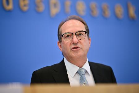 Kurz nach Amtsantritt hatte Dobrindt im Mai die Kontrollen an den deutschen Außengrenzen verstärkt. (Archivbild) Kurz nach Amtsantritt hatte Dobrindt im Mai die Kontrollen an den deutschen Außengrenzen verstärkt. (Archivbild)