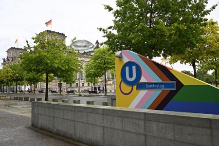 Am Bundestag sollte die Regenbogenflagge zum Berliner Christopher Street Day diesmal nicht wehen - der U-Bahnhof daneben war dagegen bunt. (Archivbild)