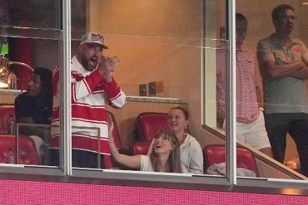 Taylor Swift mit ihrem Verlobten Travis Kelce bei einem College-Football-Spiel in Kansas City. (Archivbild)