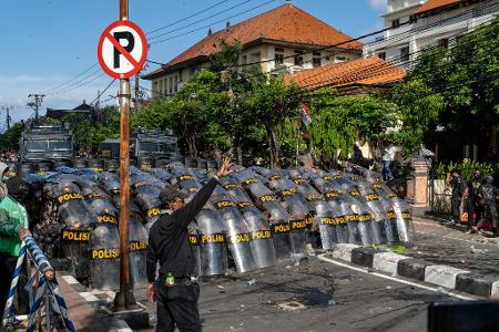 Die landesweiten Proteste haben seit dem Wochenende auch auf Bali übergegriffen. Die landesweiten Proteste haben seit dem Wochenende auch auf Bali übergegriffen.