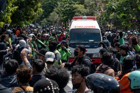In der Hauptstadt Denpasar kam es zu Unruhen.