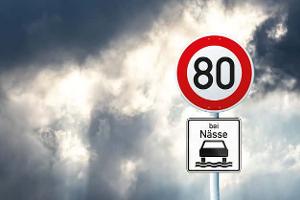 Verkehrsschild Tempolimit "bei Nässe"