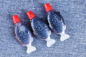Die kleinen Fischchen mit Sojasoße gehören in Sushi-Läden weltweit zum Angebot – aber sie schaden der Umwelt. (Symbolbild)