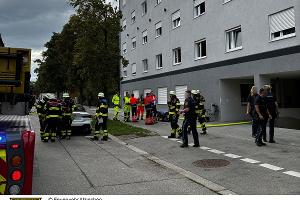 Die Feuerwehr München im Einsatz bei einem Wohnungsbrand in der Ständlerstraße.