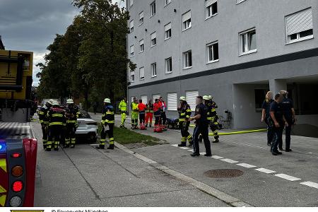 Die Feuerwehr München im Einsatz bei einem Wohnungsbrand in der Ständlerstraße. Die Feuerwehr München im Einsatz bei einem Wohnungsbrand in der Ständlerstraße.