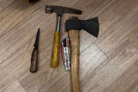 Mit diesem Beil und Hammer bedrohte der Mann den Autofahrer bzw. die Einsatzkräfte.
Bei der Personendurchsuchung fanden die Beamten in der Hosentasche zwei weitere Messer. Mit diesem Beil und Hammer bedrohte der Mann den Autofahrer bzw. die Einsatzkräfte.
Bei der Personendurchsuchung fanden die Beamten in der Hosentasche zwei weitere Messer.