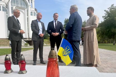 Die Fraktionschefs Spahn und Miersch in der Gedenkstätte für die Opfer der russischen Besatzung in Butscha. Die Fraktionschefs Spahn und Miersch in der Gedenkstätte für die Opfer der russischen Besatzung in Butscha.
