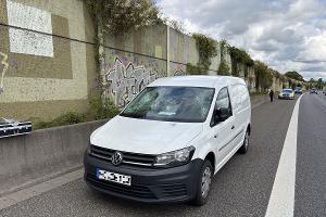Der beschädigte VW Caddy des 30-jährigen Opfers der Attacke.