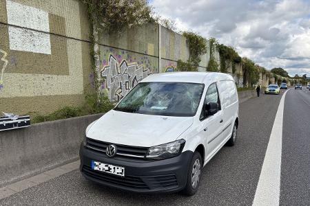 Der beschädigte VW Caddy des 30-jährigen Opfers der Attacke. Der beschädigte VW Caddy des 30-jährigen Opfers der Attacke.