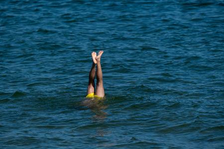 Köpfchen in das Wasser, Füßchen in die Höh.