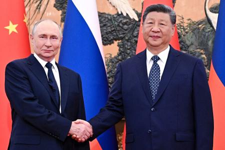 Russlands Präsident Putin will nach dem Gipfel noch eine Militärparade in Peking besuchen. Russlands Präsident Putin will nach dem Gipfel noch eine Militärparade in Peking besuchen.