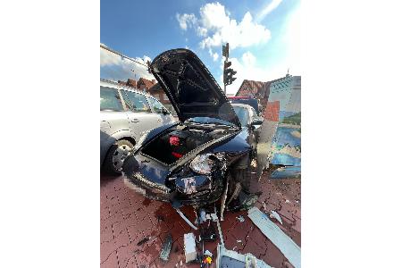 Der Fahrer kam verletzt in ein Krankenhaus.
