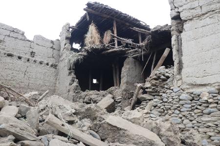 Ganze Dörfer liegen in Trümmern, wie der afghanische Nachrichtensender Tolonews berichtet.