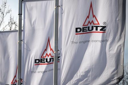 Deutz-Fahnen im Wind - über ihnen am Himmel fliegen bald vielleicht Drohnen, die Komponenten aus firmeneigener Produktion enthalten. Deutz-Fahnen im Wind - über ihnen am Himmel fliegen bald vielleicht Drohnen, die Komponenten aus firmeneigener Produktion enthalten.