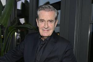 Schauspielstar Rupert Everett zapft Bier für bedrohten Dorfpub
