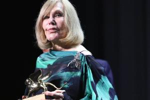Seltener Auftritt mit 92: "Vertigo"-Star Kim Novak in Venedig geehrt