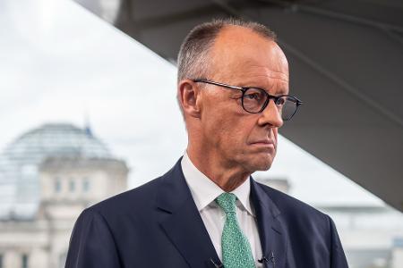 Der Kanzler stellt klar: Es gibt noch keine Pläne für die Entsendung deutscher Soldaten in die Ukraine. Der Kanzler stellt klar: Es gibt noch keine Pläne für die Entsendung deutscher Soldaten in die Ukraine.