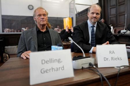 Gerhard Delling erklärte, seiner Lebensgefährtin Christina Block Mut gemacht zu haben, äußert sich aber nicht zu den konkreten Anklagepunkten. Gerhard Delling erklärte, seiner Lebensgefährtin Christina Block Mut gemacht zu haben, äußert sich aber nicht zu den konkreten Anklagepunkten.