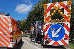 Ein Sattelzug war mit einem LKW der Autobahnmeisterei, der Mäharbeiten absicherte, kollidiert und kippte anschließend in die Böschung.