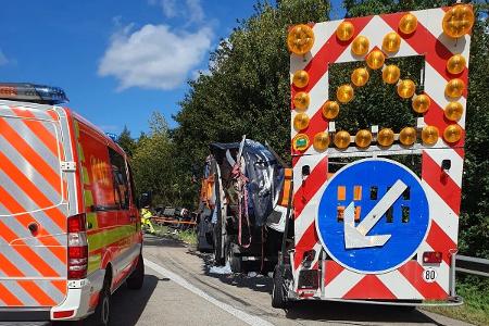 Ein Sattelzug war mit einem LKW der Autobahnmeisterei, der Mäharbeiten absicherte, kollidiert und kippte anschließend in die Böschung. Ein Sattelzug war mit einem LKW der Autobahnmeisterei, der Mäharbeiten absicherte, kollidiert und kippte anschließend in die Böschung.
