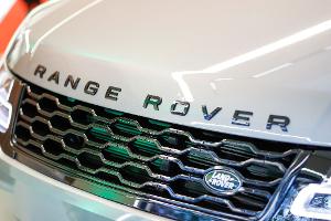 Der britische Autobauer Jaguar Land Rover muss wegen einer Cybertattacke schwere Störungen bei Produktion und Verkauf hinnehmen. 