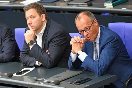 Bundeskanzler Friedrich Merz (CDU, l) hat SPD-Chef und Finanzminister Lars Klingbeil in der Frage von Steuererhöhungen klar widersprochen (Foto: Archiv).