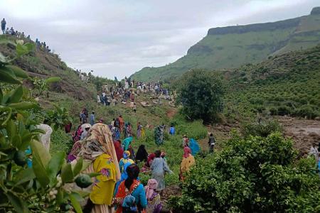 Auf diesem Foto der Sudanesischen Befreiungsbewegung/Armee versammeln sich Menschen an der Stelle eines Erdrutsches vom 31. August, der das Dorf Tarasin in den Marrah-Bergen in Zentral-Darfur zerstört hat.
