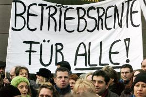 Mitarbeitende einer Bank demonstrieren für den Erhalt ihrer Betriebsrente. (Foto: Archiv)