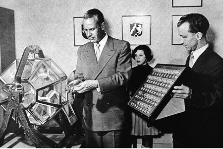 Das Waisenmädchen Elvira Hahn zog die erste Kugel in der Geschichte des erfolgreichen Glücksspiels Das Waisenmädchen Elvira Hahn zog die erste Kugel in der Geschichte des erfolgreichen Glücksspiels