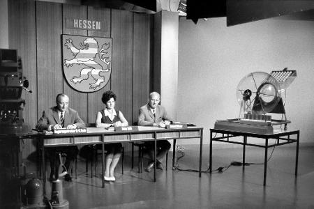Die Ziehung der Lottozahlen kam 1965 ins Fernsehen. (Archivbild)