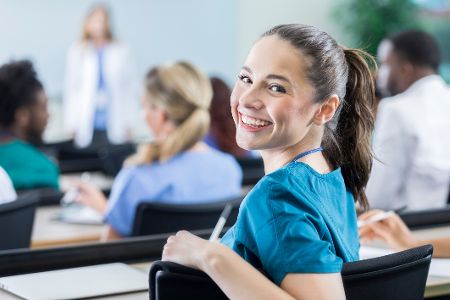 Krankenschwester sitzt in Hörsaal