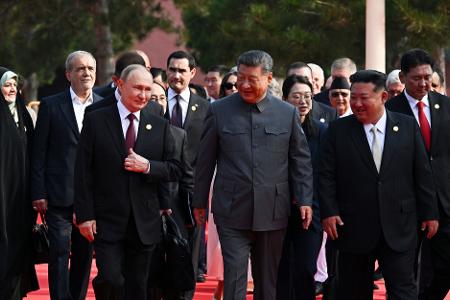 Der russische Präsident Wladimir Putin, der chinesische Präsident Xi Jinping und der nordkoreanische Machthaber Kim Jong Un kommen zu einer Militärparade anlässlich des 80. Jahrestages der Kapitulation Japans im Zweiten Weltkrieg. Der russische Präsident Wladimir Putin, der chinesische Präsident Xi Jinping und der nordkoreanische Machthaber Kim Jong Un kommen zu einer Militärparade anlässlich des 80. Jahrestages der Kapitulation Japans im Zweiten Weltkrieg.
