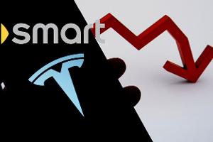 Tesla-Logo und Smart-Logo mit herab zeigender Kurve
