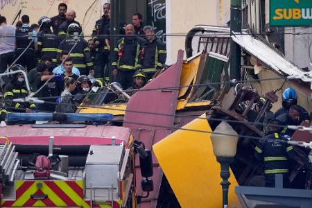 Rettungskräfte arbeiten in Lissabon an der Stelle, an der eine Standseilbahn entgleist ist.