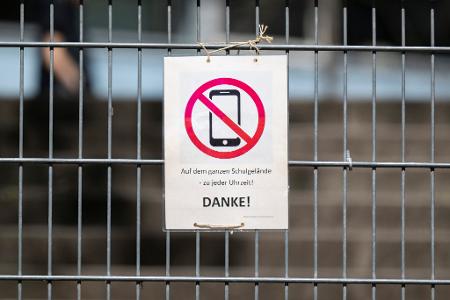 Die Regeln sind unterschiedlich: Manche Schulen haben Handys komplett verbannt, andere sind weniger streng. Ob es flächendeckende Regeln gibt, entscheiden die Bundesländer selbst. (Symbolbild) Die Regeln sind unterschiedlich: Manche Schulen haben Handys komplett verbannt, andere sind weniger streng. Ob es flächendeckende Regeln gibt, entscheiden die Bundesländer selbst. (Symbolbild)