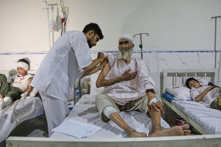 Ein Afghane, der bei dem starken Erdbeben im Osten Afghanistans verletzt wurde, wird im Regionalkrankenhaus von Nangarhar in Dschalalabad behandelt.